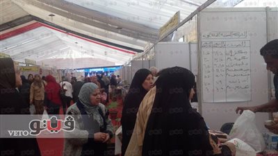 بالصور.. تزايد الإقبال على معرض السلع المخفضة بفيصل