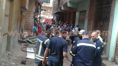 بالصور.. السيطرة على حريق نشب بإحدى شقق إنتاج «الفوم» بالخانكة