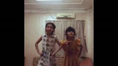 بالفيديو.. رد فعل طفلتين ظهر لهما صرصور أثناء رقصهما