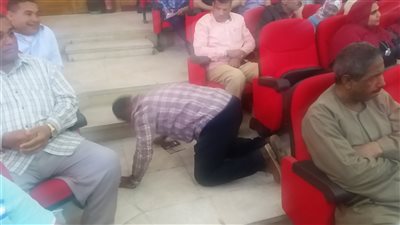 مواطن يسجد لله شكرًا بعد فوزه بقرعة الحج في البحر الأحمر (فيديو)