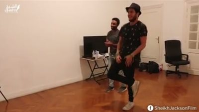 بالفيديو.. أحمد الفيشاوي يتدرب على الرقص في كواليس «الشيخ جاكسون»