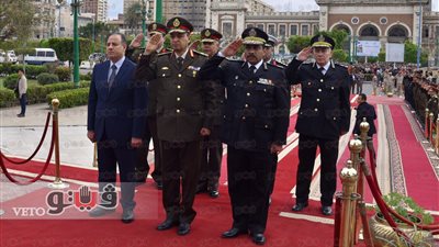 محافظ الإسكندرية يضع إكليل زهور على النصب التذكاري للشهداء