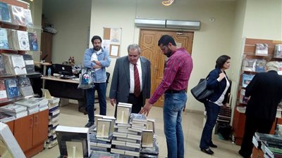 بالصور.. جابر عصفور في جولة بمكتبة المركز القومي للترجمة