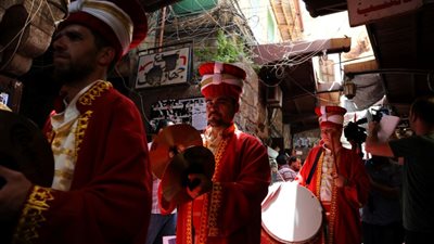 جامع المنصوري يجمع اللبنانيين للتبرك بأثر النبي