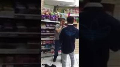 بالفيديو.. بائع يلقن لصا سرق هاتفا محمولا درسا قاسيا