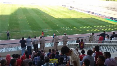 بالفيديو.. تواجد جماهيري جزائري لمؤازرة قسنطينة بملعب الفيوم