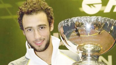 رامي عاشور يحافظ على صدارته للتصنيف الدولي للاعبي الإسكواش