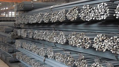 تراجع الدولار يخفض أسعار حديد التسليح 1200 جنيه للطن