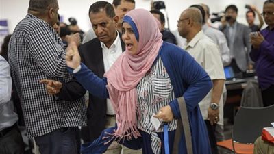 بالفيديو والصور.. مليون ريـال سعودي قيمة حذاء صحفية قذفت به قيادي حوثي