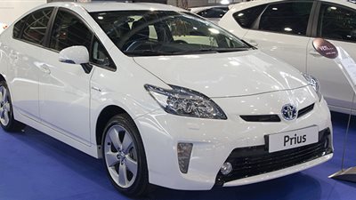 «تويوتا» تطلق أول سيارة كهربائية هجينة