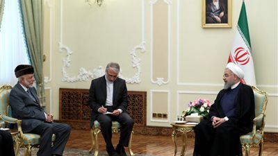 الرئيس الإيراني يبحث مع وزير خارجية عمان العلاقات الثنائية واليمن