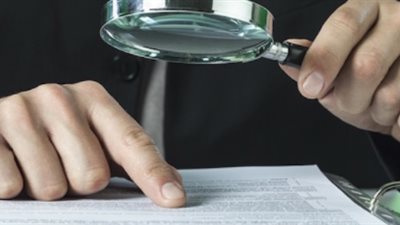 ضبط موظف ببريد الفيوم يزور المحررات الرسمية