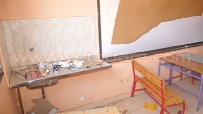 بالصور.. قمامة وسوء تأمين بمجمع مدارس العروبة بأسوان