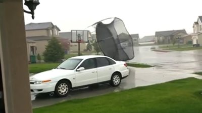 بالفيديو.. الرياح القوية تنقل «ترامبولين» ضخمة من مكانها