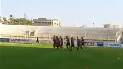 لاعبو المقاصة يؤدون الإحماء استعدادًا لقسنطينة بالكونفيدرالية