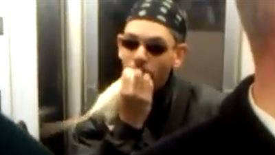 بالفيديو.. رجل يضع فأرا في فمه يثير اشمئزاز ركاب المترو