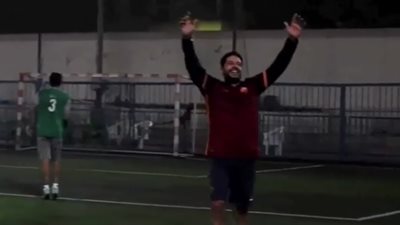 بالفيديو.. محمد حماقي يستعيد هوايته ويحرز هدفًا عالميًا