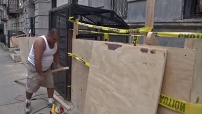 بالفيديو والصور.. حفرة تبتلع امرأة بالولايات المتحدة