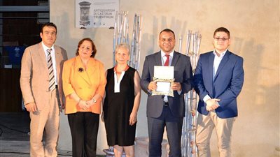 بالصور.. أمين اتحاد كتاب فلسطين يحصد الجائزة العالمية للشعر