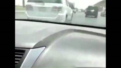 بالفيديو.. متهور يحاول الاصطدام بسيارة عائلة يثير غضب السعوديين