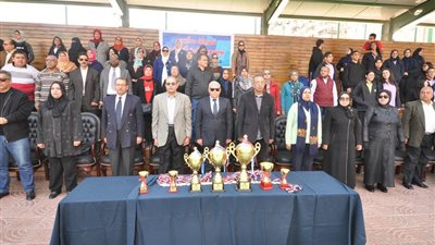 بالصور.. محافظ بورسعيد يشيد بدوري المدارس للكرة النسائية