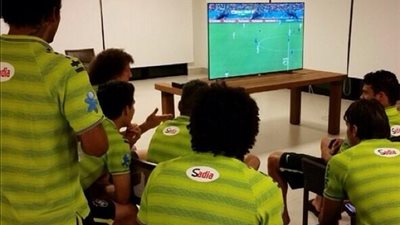 بالصورة..لاعبو البرازيل يتابعون قمة إنجلترا وإيطاليا