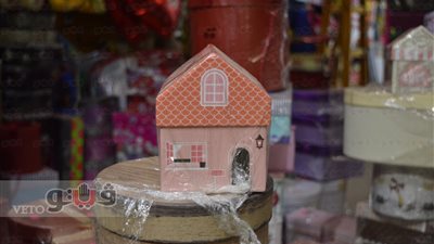 بالصور.. أصحاب محال الهدايا في عيد الحب: «زمن الدباديب انتهى»