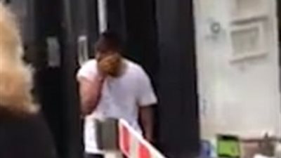 بالفيديو والصور.. المارة يساعدون شابا تعرض لهجوم بـ«مية نار»