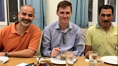 السفير البريطاني يفطر محشي ورق عنب: «رمضان شهر اللمة الحلوة»