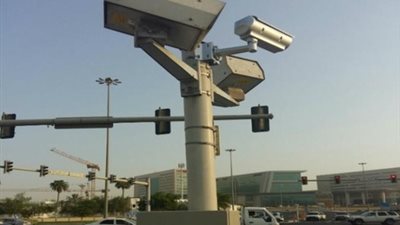 «المرور» تبدأ توزيع كاميرات الكتف المحمولة على الضباط