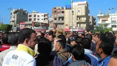 وقفة احتجاجية أمام محطة تعبئة أسطوانات الغاز بمدينة الشيخ زويد