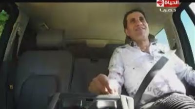 بالفيديو.. أحمد شيبة يسقط بالسيارة أعلى جبال لبنان في «هاني هز الجبل»