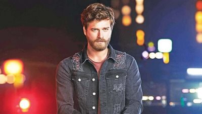 بالصور.. «مهند» التركي يعلن عشقه لزوجته بطريقة رائعة