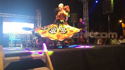 بالفيديو.. راقص التنورة على أنغام الأناشيد الدينية بالدقهلية «تقرير»