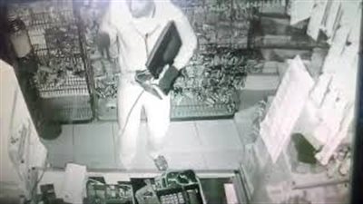 بالفيديو.. لحظة سرقة «حرامي» محلا تجاريا بعمان