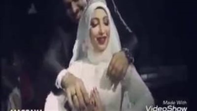 بالفيديو.. عروس تعض عريسها وتمنعه من إلباسها الدبلة