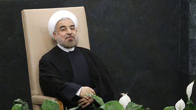 بالصور.. 5 مخاطر تواجه مسيرة حسن روحاني السياسية في إيران