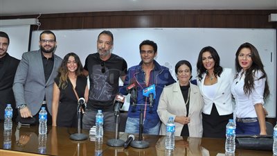 بالصور..تكريم آسر ياسين ونجلاء بدر في جامعة خاصة