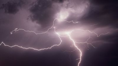 تحذير من عاصفة رعدية ضخمة تضرب السعودية الليلة