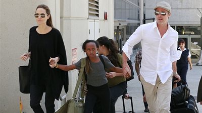بالفيديو والصور.. أنجلينا جولي وبراد بيت يعودان إلى بريطانيا