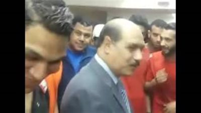 بالفيديو.. محافظ الفيوم يحتفل بصعود المقاصة في الكونفدرالية بـ«تورتة»