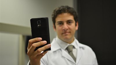 إجراء أول جراحة بالهواتف الذكية لإزالة آثار السرطان