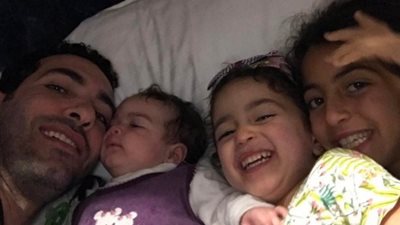 أبو تريكة يستقبل قرار التحفظ على أمواله بـ«ضحكة» مع بناته