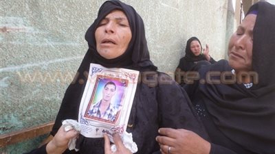 بالفيديو.. أهالي ضحايا أمناء الشرطة «صراخ وبكاء وحسرة».. والدة ضحية التجمع «اغتالوا فرحته».. وأخوه يطالب بالقصاص..«يارب حق اليتيم» دعوة أهالي الدرب الأحمر بعد مقتل «