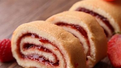 طريقة إعداد سويسرول الفراولة بالكريم شانتيه من سالي فؤاد