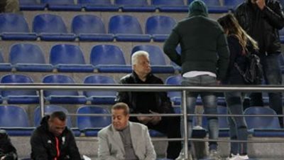 جماهير الزمالك تلتقط الصور التذكارية مع مرتضى منصور