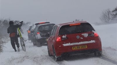 بريطانيا تحذر مواطنيها من التجمد بالشوارع: ابقوا في المنازل