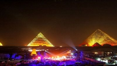 «الصوت والضوء» تبحث عرض الشركة الإماراتية لتطوير عروض الهرم