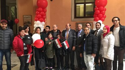 السفير المصري في روما يتوسط المشاركين في الانتخابات الرئاسية (صور)