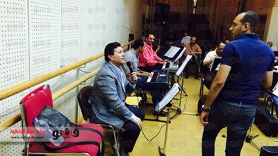 بالصور.. هاني شاكر في أول بروفة له عقب خروجه من المستشفى